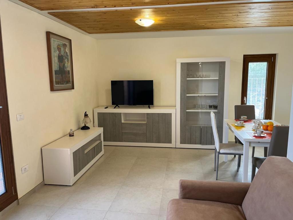 Perla Top Floor Apartment ซีร์มิโอเน ภายนอก รูปภาพ