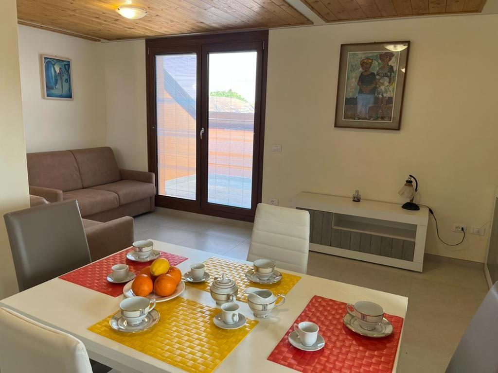 Perla Top Floor Apartment ซีร์มิโอเน ภายนอก รูปภาพ