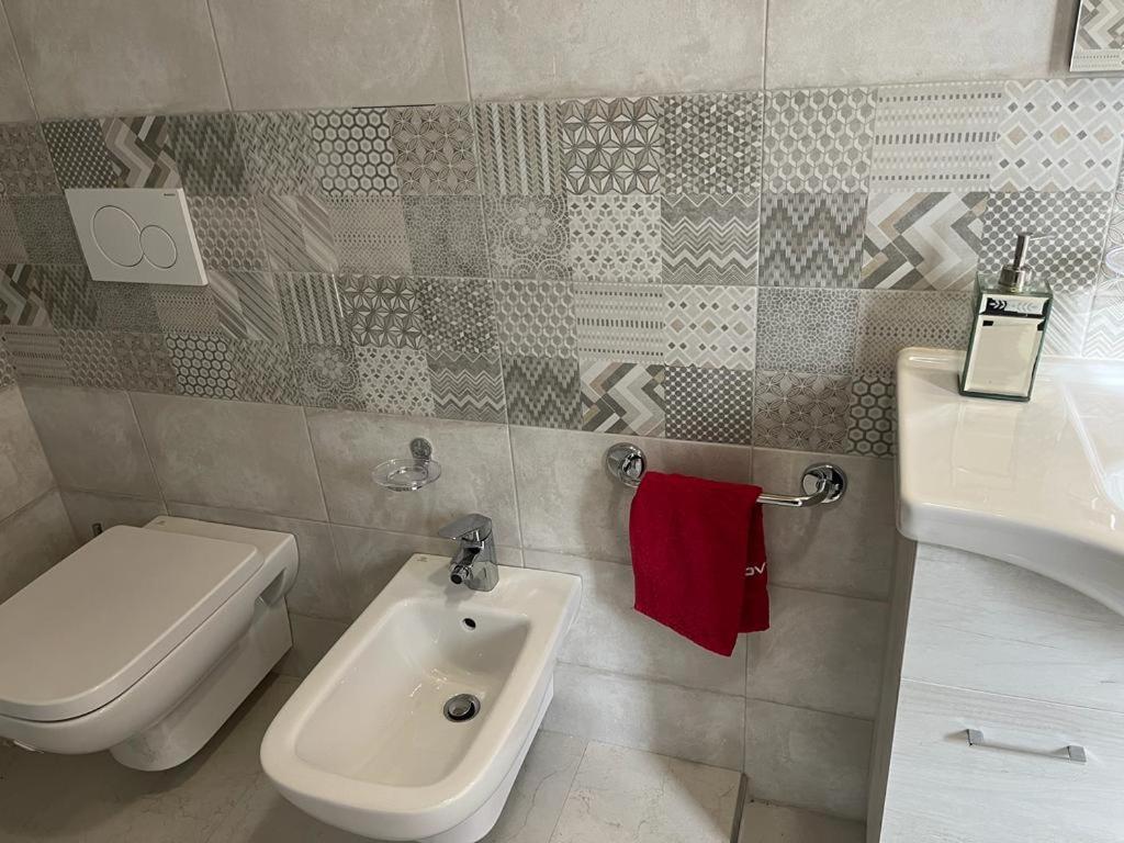 Perla Top Floor Apartment ซีร์มิโอเน ภายนอก รูปภาพ